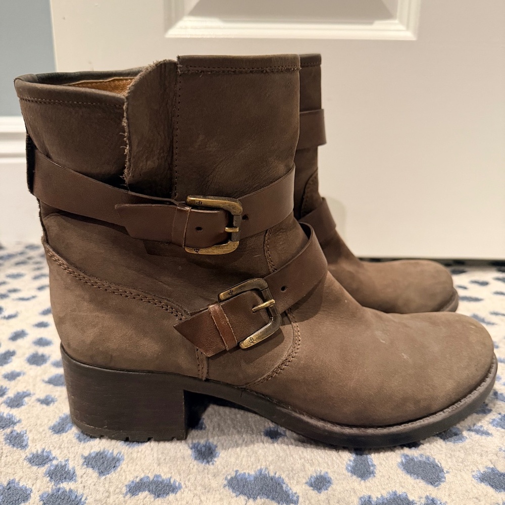 Vintage PROGETTO Brown Suede Ankle Boots with Buckle Accent - Size 39 (8)